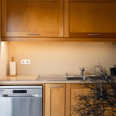 J&b Place * Πόντα Ντελγκάντα