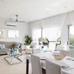 Villa J&b Place *
